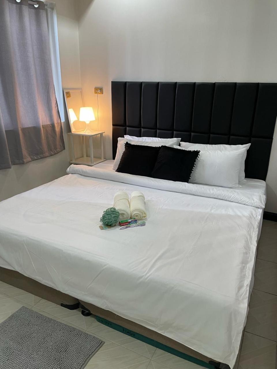 Cozy 2-Bedroom At South Of Market Soma Bgc Near Sm Aura, Market! Market! & Bonifacio High Street Taguig Exterior photo